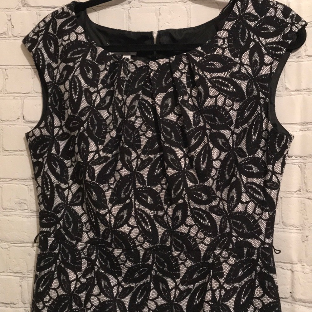 London’s Times Lace Dress - Picture 3 of 8